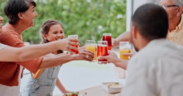 ジュース 夕食のテーブルで パーティーやイベント ハッピーで ボンディングと家庭での会話 ランチ ダイニングルームでの食事のためのジャグとガラスの人々 食べ物 — ストック動画