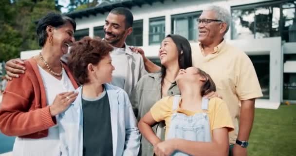 Glückliche Familie Umarmung Und Lachen Immobilien Ein Neues Zuhause Oder — Stockvideo