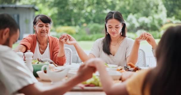 Eten Liefde Familie Hand Hand Gebed Buiten Met Dankbaarheid Genade — Stockvideo