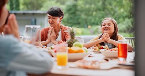 Φαγητό Προσευχή Και Ευτυχισμένη Οικογένεια Υπαίθρια Αγάπη Υποστήριξη Κυριακάτικο Γεύμα — Αρχείο Βίντεο