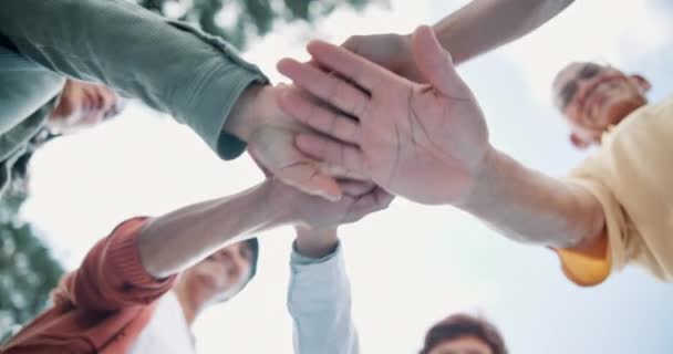 Familie Hand Stapel Outdoor Voor Ondersteuning Teambuilding Feest Met Geluk — Stockvideo