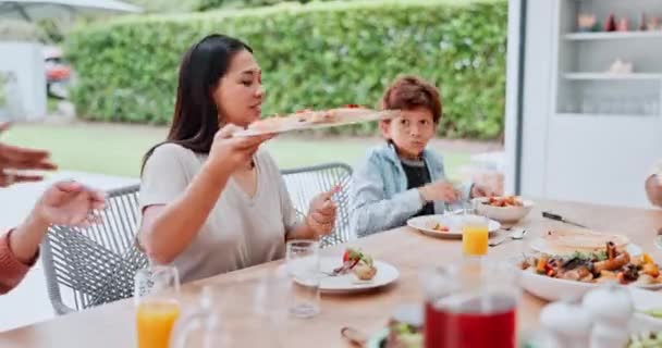 Onnellinen Perhe Ruoka Sekvenssin Äiti Lasten Lounaan Kotona Patio Yhdessä — kuvapankkivideo