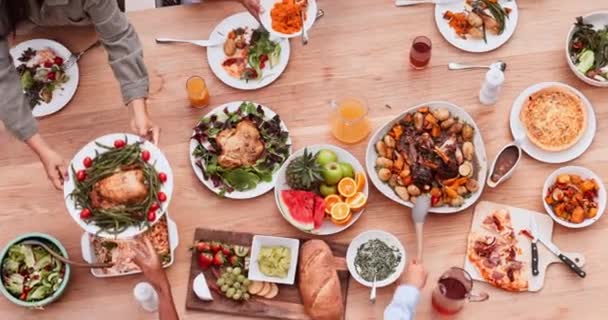 Boven Eten Diner Met Handen Verjaardagsfeest Evenement Met Familie Vrienden — Stockvideo
