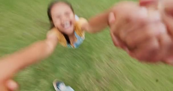 Pov Outdoor Dziewczyna Uśmiechem Huśtawka Natura Weekendu Lato Zabawa Grami — Wideo stockowe