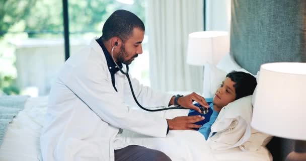 Doctor Copilul Băiatului Stetoscopul Pat Domiciliu Consultare Pentru Sănătate Evaluare — Videoclip de stoc