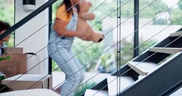 Crianças Entusiasmadas Caixa Subir Escadas Nova Casa Propriedade Investimento Movendo — Vídeo de Stock