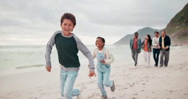 海での冒険のために走るビーチで両親 子供たちは 絆とリラックスのために遊んでいます — ストック動画