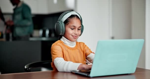 ホームワーク オンライン学習 子供は レッスンのための家庭のラップトップで リビングルームで勉強 プロジェクト または開発のためのコンピュータ上のヘッドフォンを持つ学校 — ストック動画