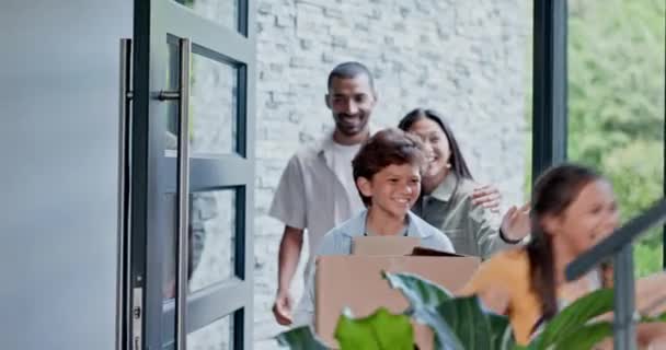 Ευτυχισμένη Οικογένεια Μπροστινή Πόρτα Και Μετακόμιση Νέο Σπίτι Ακίνητο Επένδυση — Αρχείο Βίντεο