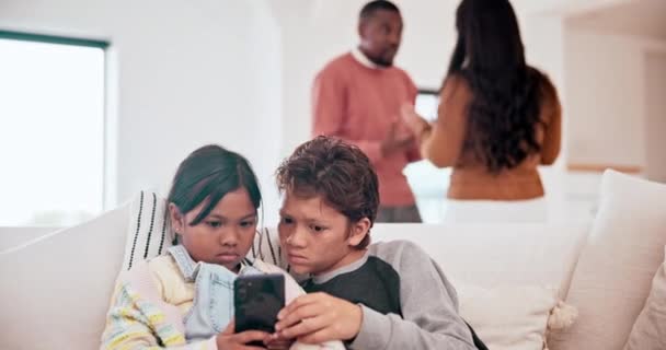 Barn Telefon Och Föräldrar Kämpar För Skilsmässa Eller Konflikt Hemmet — Stockvideo