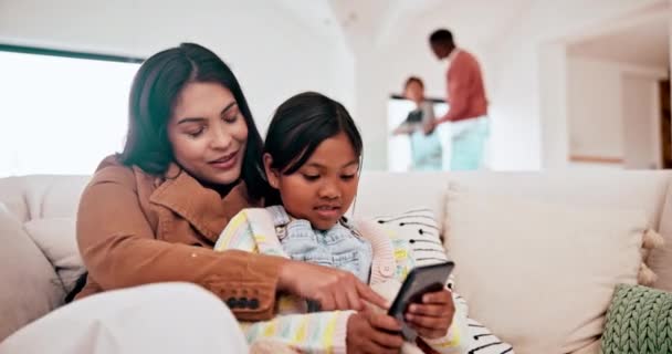 电话和孩子与母亲在沙发上联网社交媒体的客厅里的现代化的家 与亚洲妈妈一起在客厅里玩手机的粘合剂 科技和女孩 — 图库视频影像