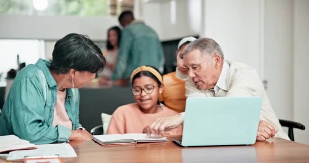 Grootouders Kind Het Uitleggen Van Onderwijs Met Laptop Woonkamer Communicatie — Stockvideo