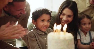 Çocuk, mumlar ve doğum günü pastasında aile sevgisi ile Yahudi kutlaması, oğul gelişimi için parti. Ebeveynler, çocuklar ve kippah şapkaları gençlik tatlısı ya da tatlı, yemek için mutlu.