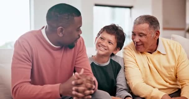 Úsměv Láska Rodina Spolu Mluví Pohovce Obývacím Pokoji Svého Domu — Stock video