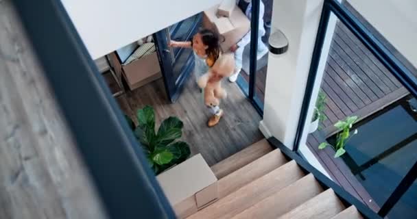 Joyeux Famille Porte Monter Les Escaliers Dans Une Nouvelle Maison — Video