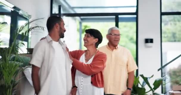 Família Feliz Abraço Mudança Casa Nova Propriedade Investimento Imobiliário Juntos — Vídeo de Stock