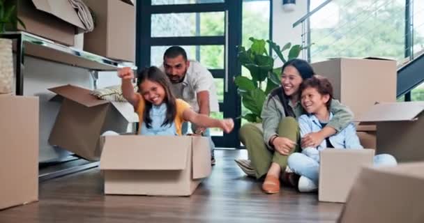 Mutlu Aile Kız Yeni Evdeki Kutuyla Eğlence Için Oynuyoruz Taşınmak — Stok video