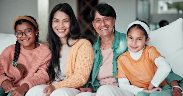 Cara Família Feliz Conjunto Com Amor Sofá Saúde Bem Estar — Vídeo de Stock