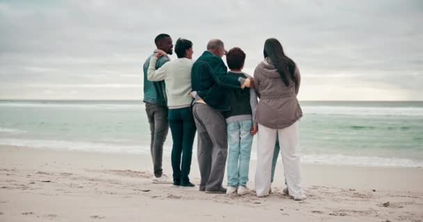 Strand Großeltern Und Rücken Von Eltern Mit Kindern Für Bindung — Stockvideo