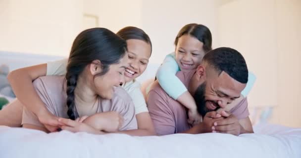 Šťastná Rodina Rodiče Děti Posteli Objetím Hraní Sbližování Zábavy Doma — Stock video