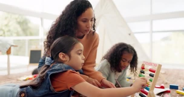 Moeder Meisjes Wiskunde Leren Met Een Abacus Vloer Huis Studeren — Stockvideo