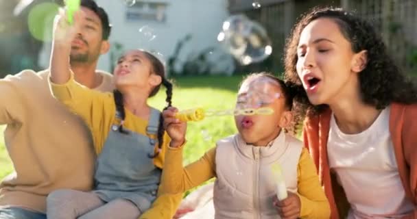 Děti Zahrada Rodina Foukání Bubliny Spolu Venku Během Léta Pro — Stock video