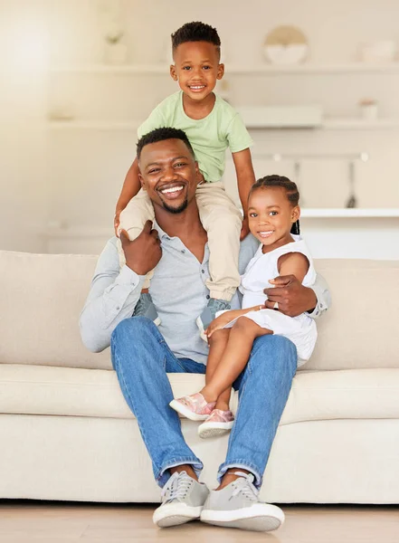 Schwarze Familie Porträt Und Lächeln Auf Dem Sofa Mit Liebe — Stockfoto