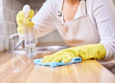 Kadın, sprey şişesi ve el temizleme masası temizlik, temizlik ya da dezenfeksiyon mutfakta eldiven. Bakteri ya da mikropları temizleyen kadın yüzey, tezgah ya da mobilyaların kapatılması.