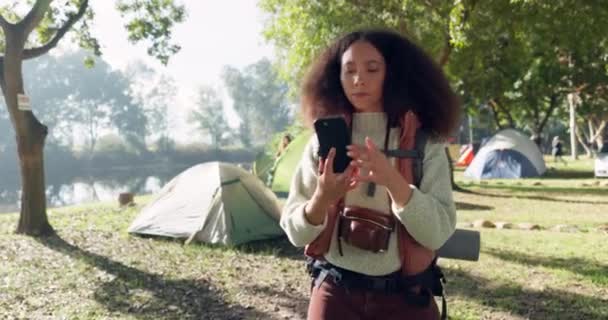 Gps 地図や自然界のナビゲーションのための森の中で電話でキャンプ 場所や女性 ハイキング 女性のバックパッカースマートフォンアプリやオンラインガイド 方向性や森の中で冒険を探索 — ストック動画