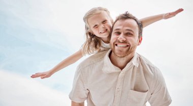 Portre, çocuk ve baba yazın açık havada, mavi gökyüzünde ve oyunda birlikte oynuyorlar. Bağ kurmak, baba ve çocuk tatilde özgürce uçuyor, tatilde ya da haftasonu gülümseyerek..