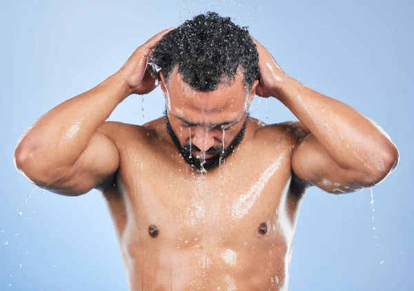 Douche Wassen Man Met Water Studio Voor Reiniging Hygiëne Huidverzorging — Stockfoto