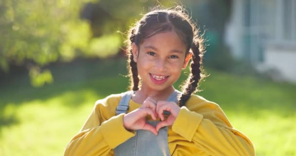 Twarz Dziecko Serce Ręce Dziewczyny Świeżym Powietrzu Ogrodzie Podwórku Domu — Wideo stockowe