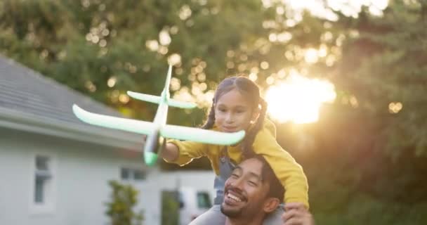아버지의 어깨에 비행기와 장난감은 옥외에 유대는 행복에 그리고 집에서 놀이를 — 비디오
