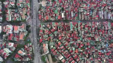 Hava aracı, şehir ve evler, Vietnam 'da Hanoi' nin sokak trafiği ya da şehir içinde ulaşım. Karayolu, endüstriyel mimari ya da şehir manzaralı araçlar üzerinde hareket ediyor.