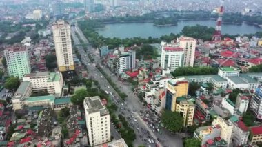 Hava aracı, şehir ve binalar. Vietnam 'da Hanoi yolu trafiği var. Şehir merkezinin taşınması için. En iyi sokak, endüstriyel mimari veya şehir manzarası seyahat için hareket eden araçlarla.