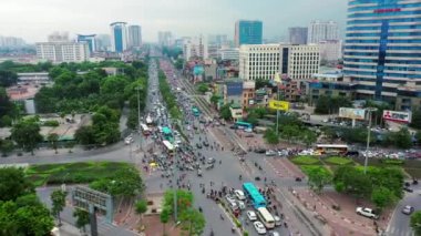Drone, şehir ve cadde trafiği, arabalar ve altyapısı, motosikleti ve metro binaları olan ulaşım. Vietnam 'da göl, otobüs ve seyahat alanlarında kentsel çevre, yol ve manzara.