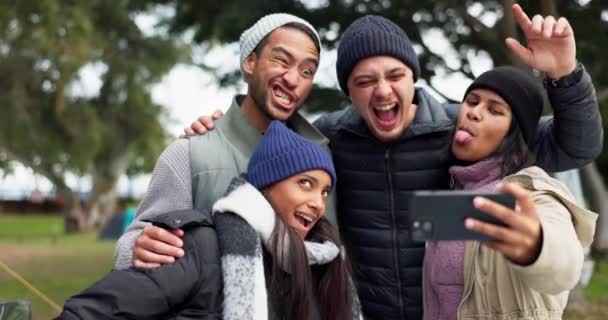 Campeggio Viso Divertente Persone Felici Che Fanno Selfie Fanno Escursioni — Video Stock