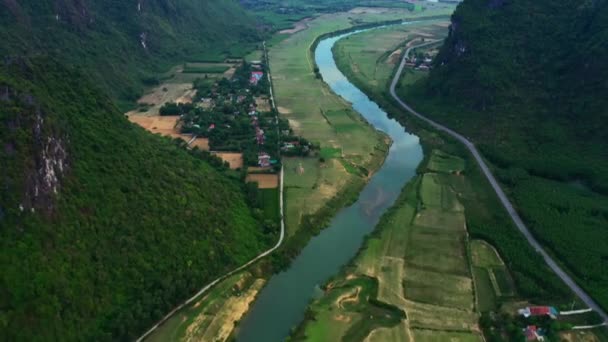 Aldeia Drone Montanhas Com Lago Selva Campo Para Viajar Vegetação — Vídeo de Stock