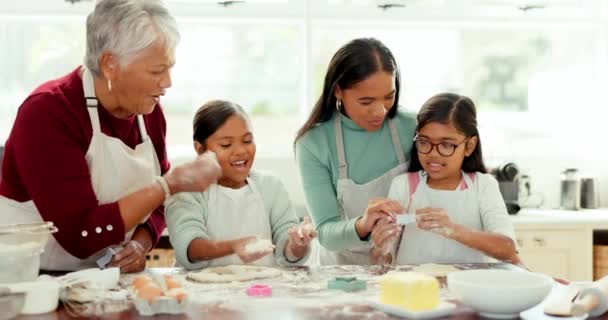 世代とサポートのためのキッチンで大きな家族と料理 幸せとベーキング クッキー シェフのための家で子供や母親と一緒に食べ物の朝食 — ストック動画