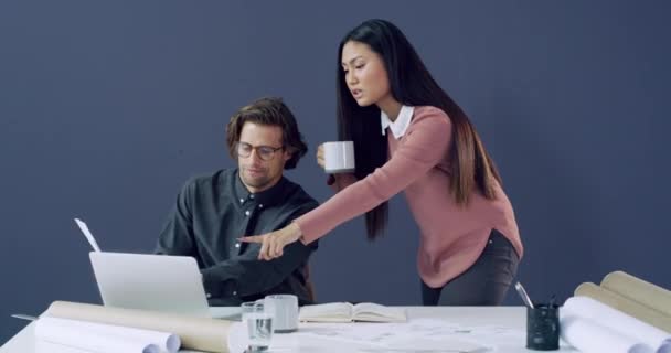 노트북 청사진 사업에 여자를 건축술 브레인스토밍 아이디어를 문서와 책상에서 팀워크 — 비디오