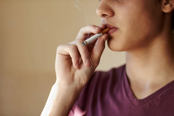 Adolescente Mano Cigarrillo Primer Plano Para Fumar Hábito Malsano Estudiante — Foto de Stock