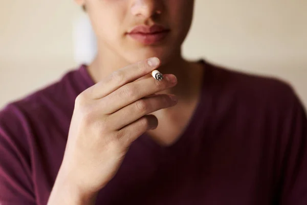 Hombre Mano Cigarrillo Primer Plano Para Fumar Adolescente Hábito Poco —  Fotos de Stock