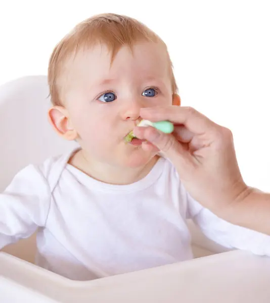 Carino Cucchiaio Bambino Mangiare Verdure Sedia Alimentazione Uno Studio Salute — Foto Stock