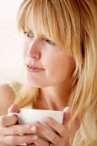 Entspannen Nachdenken Und Frau Bei Kaffee Ideen Und Tagträumen Mit — Stockfoto