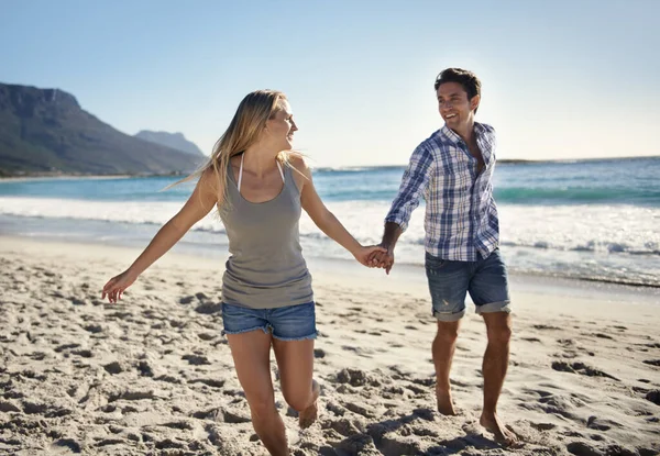 Casal Feliz Mãos Dadas Andar Praia Férias Liberdade Sol Verão — Fotografia de Stock