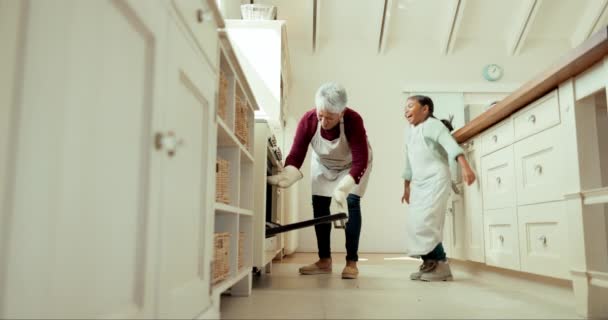 Dívka Učení Vaření Babičkou Trouba Kuchyni Rodinném Domě Nebo Pečení — Stock video