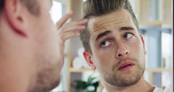 Endişe Saç Dökülmesi Aynadaki Adam Görüntüsü Bakımlı Rutin Saç Çizgisinin — Stok video