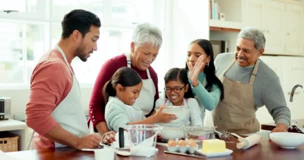 五年级 与大家庭一起在厨房烘烤 世代和支持 早餐和祖父母 带着孩子和父母在家吃饼干 教书和做饭 — 图库视频影像