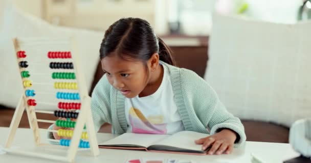 算盘和数学与孩子和家庭作业的学习 未来和成长 发展与专注于在家里客厅里学习的幼稚园 学校和学生 — 图库视频影像
