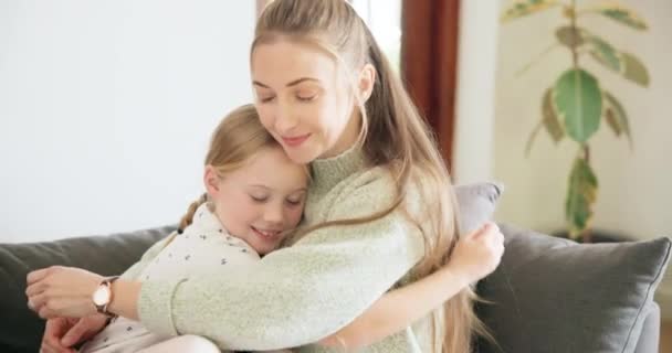 Kärlek Mamma Och Flicka Kram Med Ett Leende Eller Bindning — Stockvideo